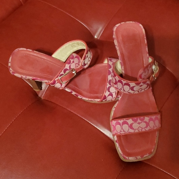 I have listed 6 pair of shoes and 2 pair of sandal - Picture 6 of 7